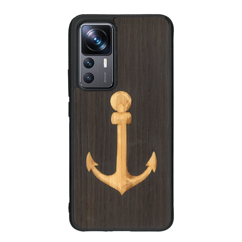 Coque de protection en bois véritable fabriquée en France pour Xiaomi Mi 12T Pro sur le thème nautique avec un bois clair et un bois foncé représentant une ancre de bateau