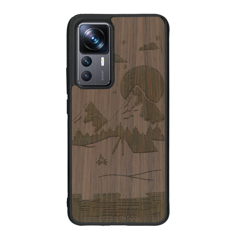 Coque de protection en bois véritable fabriquée en France pour Xiaomi Mi 12T Pro sur le thème du camping en pleine nature représentant une tente avec un feu de camp entouré de montagnes