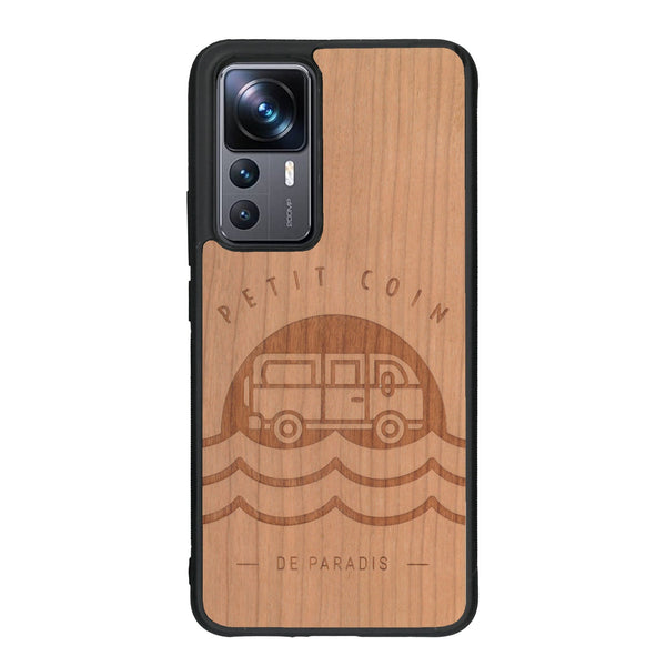 Coque de protection en bois véritable fabriquée en France pour Xiaomi Mi 12T Pro sur le thème des voyages en vans, vanlife et chill avec une gravure représentant un van vw combi devant le soleil couchant sur une plage avec des vagues