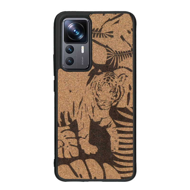 Coque de protection en bois véritable fabriquée en France pour Xiaomi Mi 12T Pro sur le thème de la nature et des animaux représentant un tigre dans la jungle entre des fougères