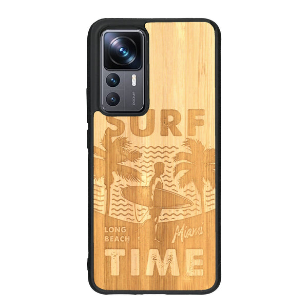 Coque de protection en bois véritable fabriquée en France pour Xiaomi Mi 12T Pro sur le thème chill avec un motif représentant une silouhette tenant une planche de surf sur une plage entouré de palmiers et les mots "Surf Time Long Beach Miami"