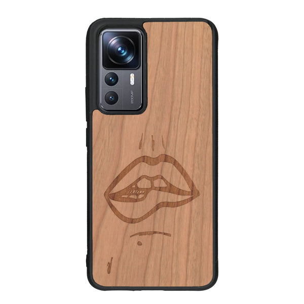 Coque de protection en bois véritable fabriquée en France pour Xiaomi Mi 12T Pro représentant de manière minimaliste une bouche de féminine se mordant le coin de la lèvre de manière sensuelle dessinée à la main par l'artiste Maud Dabs