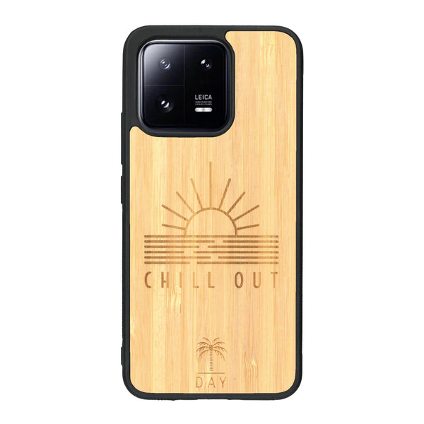 Coque de protection en bois véritable fabriquée en France pour Xiaomi Mi 13 sur le thème chill avec un motif représentant un couché de soleil sur l'océan et la phrase "Chill out"