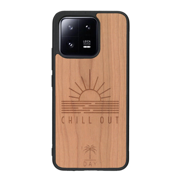 Coque de protection en bois véritable fabriquée en France pour Xiaomi Mi 13 sur le thème chill avec un motif représentant un couché de soleil sur l'océan et la phrase "Chill out"