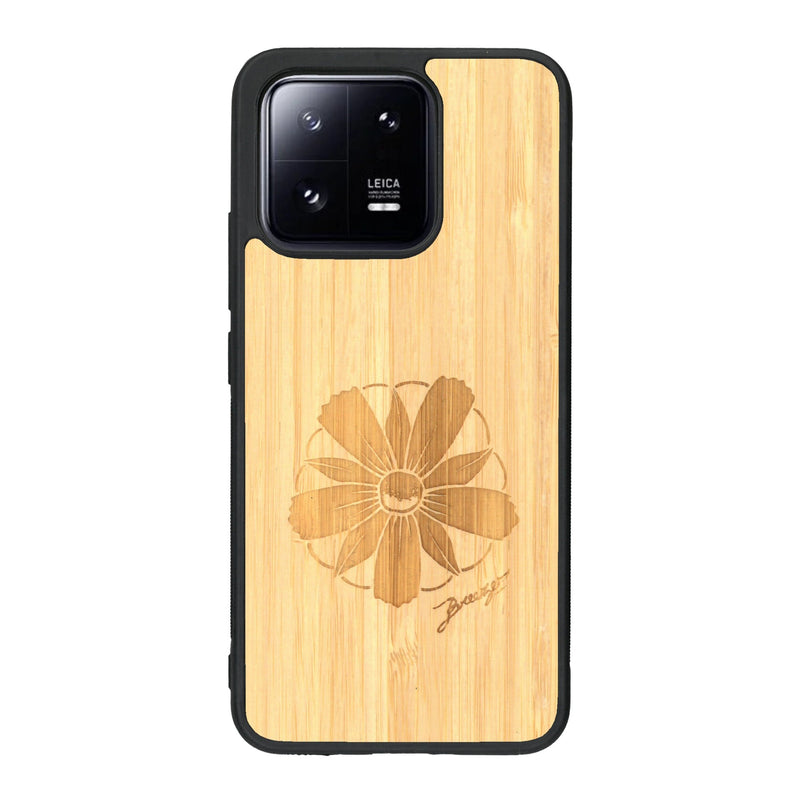 Coque de protection en bois véritable fabriquée en France pour Xiaomi Mi 13 sur le thème des fleurs et de la montagne avec un motif de gravure représentant les pétales d'une fleur des montagnes