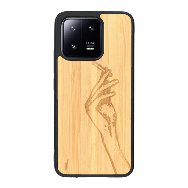 Coque de protection en bois véritable fabriquée en France pour Xiaomi Mi 13 représentant une main de femme tenant une cigarette de type line art en collaboration avec l'artiste Maud Dabs