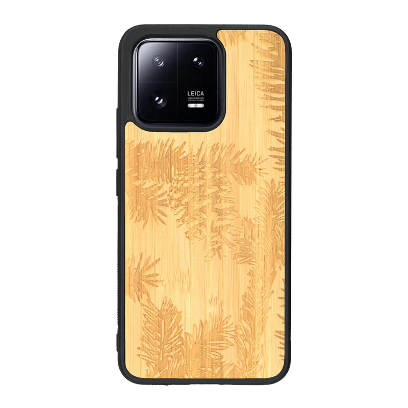 Coque de protection en bois véritable fabriquée en France pour Xiaomi Mi 13 sur le thème de la nature des arbres avec un motif de gravure représentant des épines de sapin et des pommes de pin