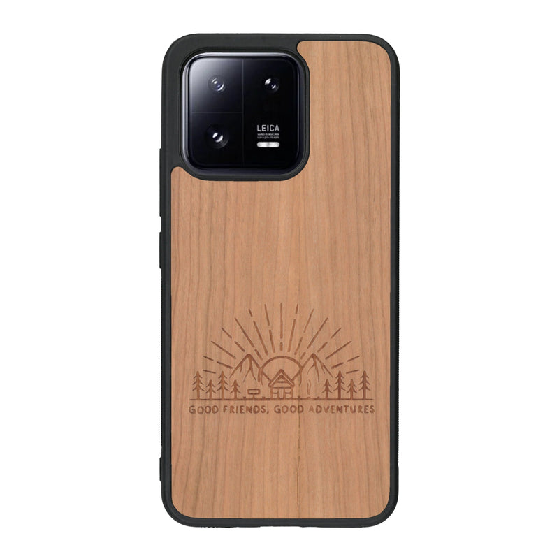 Coque de protection en bois véritable fabriquée en France pour Xiaomi Mi 13 sur le thème chill et nature avec un motif représentant un levé de soleil sur un paysage de montagne avec des sapins et un chalet et la phrase "Good friends, good adventure"