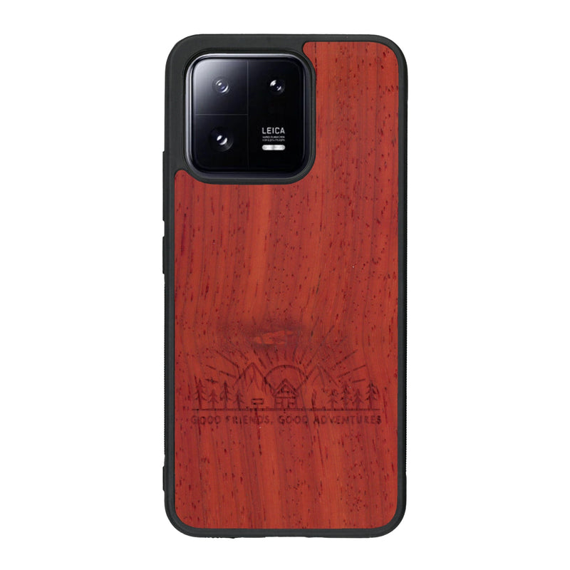 Coque de protection en bois véritable fabriquée en France pour Xiaomi Mi 13 sur le thème chill et nature avec un motif représentant un levé de soleil sur un paysage de montagne avec des sapins et un chalet et la phrase "Good friends, good adventure"