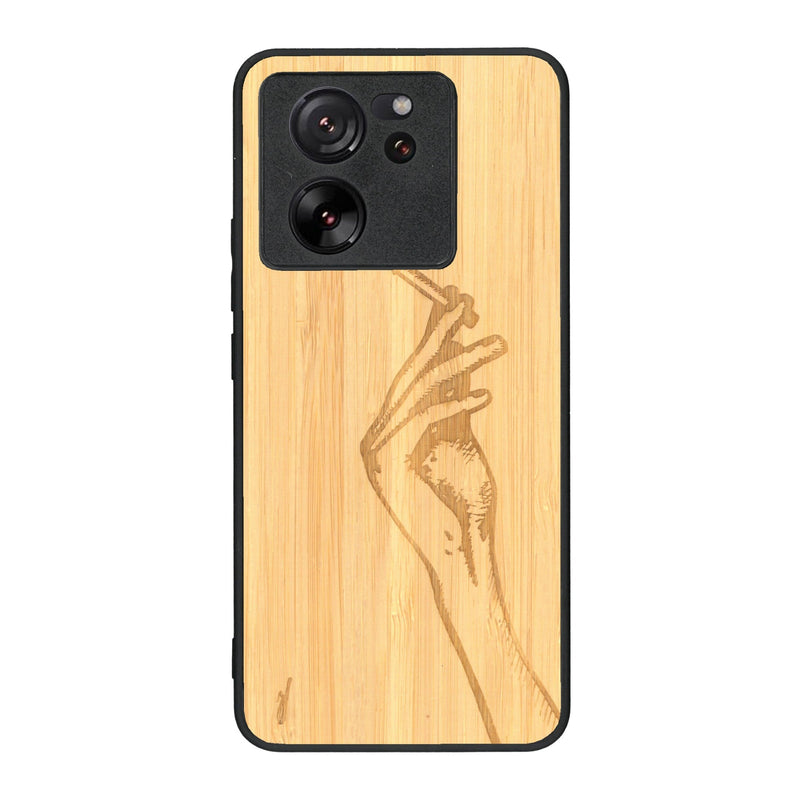 Coque de protection en bois véritable fabriquée en France pour Xiaomi Mi 13 T représentant une main de femme tenant une cigarette de type line art en collaboration avec l'artiste Maud Dabs