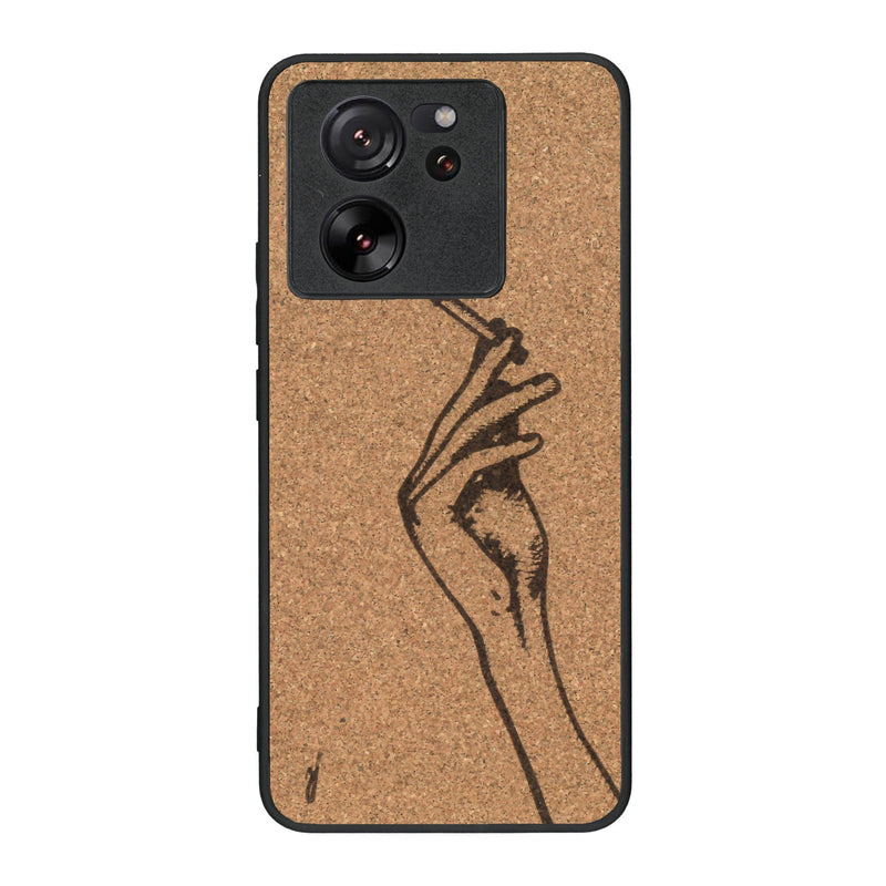 Coque de protection en bois véritable fabriquée en France pour Xiaomi Mi 13 T représentant une main de femme tenant une cigarette de type line art en collaboration avec l'artiste Maud Dabs