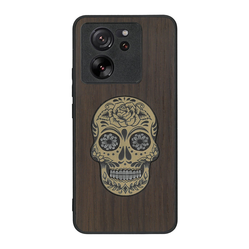 Coque de protection en bois véritable fabriquée en France pour Xiaomi Mi 13 T alliant du chêne fumé avec du métal argenté et doré représentant une tête de mort mexicaine sur le thème Dia de los Muertos