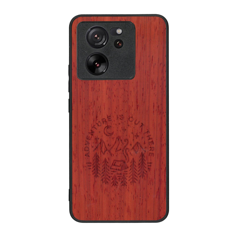 Coque de protection en bois véritable fabriquée en France pour Xiaomi Mi 13 T sur le thème du camping en pleine nature et du bivouac avec la phrase "Aventure is out there"