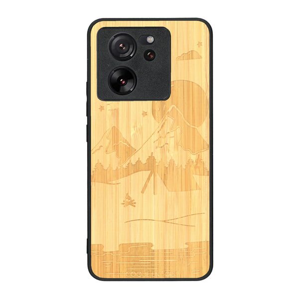 Coque de protection en bois véritable fabriquée en France pour Xiaomi Mi 13 T sur le thème du camping en pleine nature représentant une tente avec un feu de camp entouré de montagnes