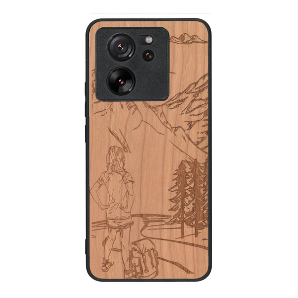 Coque de protection en bois véritable fabriquée en France pour Xiaomi Mi 13 T sur le thème de la randonnée en montagne et de l'aventure avec une gravure représentant une femme de dos face à un paysage de nature