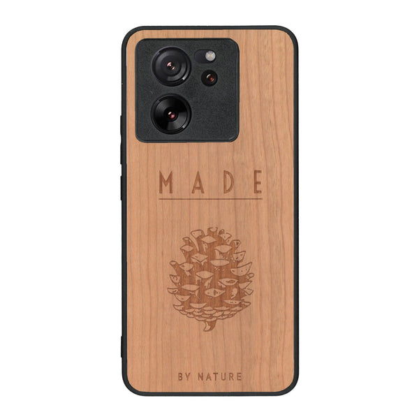 Coque de protection en bois véritable fabriquée en France pour Xiaomi Mi 13 T sur le thème de la nature et des arbres avec une gravure représentant une pomme de pin et la phrase "made by nature"