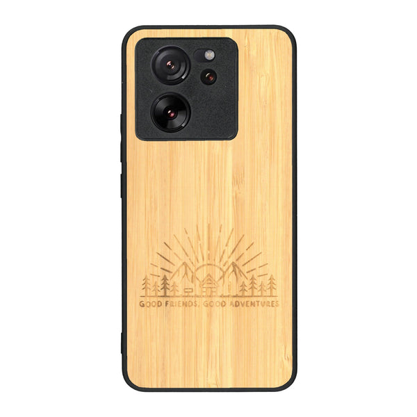 Coque de protection en bois véritable fabriquée en France pour Xiaomi Mi 13 T sur le thème chill et nature avec un motif représentant un levé de soleil sur un paysage de montagne avec des sapins et un chalet et la phrase "Good friends, good adventure"