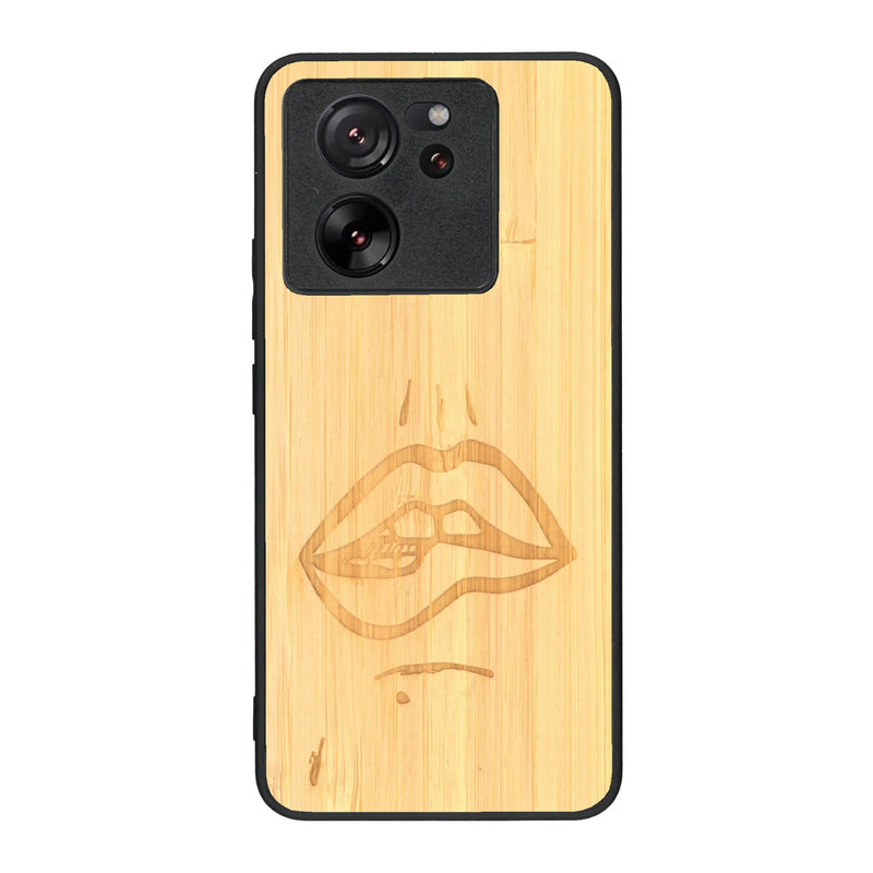 Coque de protection en bois véritable fabriquée en France pour Xiaomi Mi 13 T représentant de manière minimaliste une bouche de féminine se mordant le coin de la lèvre de manière sensuelle dessinée à la main par l'artiste Maud Dabs