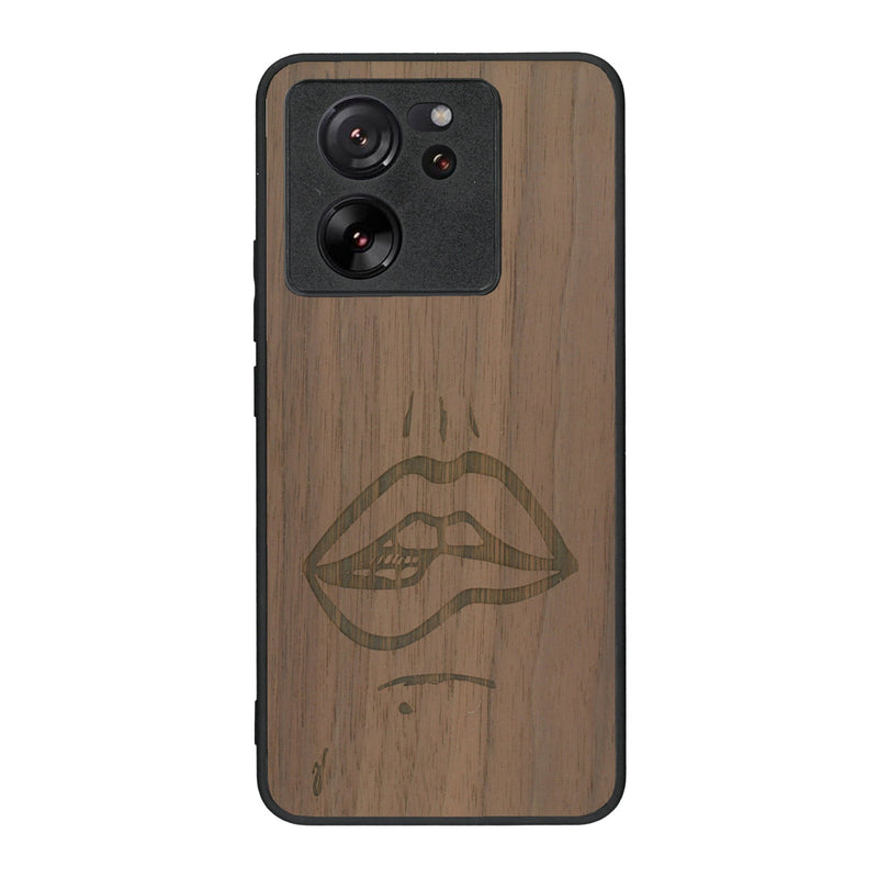 Coque de protection en bois véritable fabriquée en France pour Xiaomi Mi 13 T représentant de manière minimaliste une bouche de féminine se mordant le coin de la lèvre de manière sensuelle dessinée à la main par l'artiste Maud Dabs