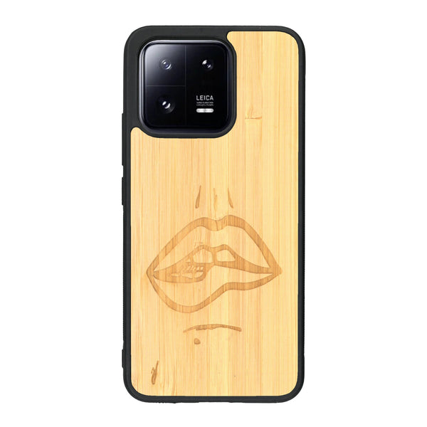 Coque de protection en bois véritable fabriquée en France pour Xiaomi Mi 13 représentant de manière minimaliste une bouche de féminine se mordant le coin de la lèvre de manière sensuelle dessinée à la main par l'artiste Maud Dabs