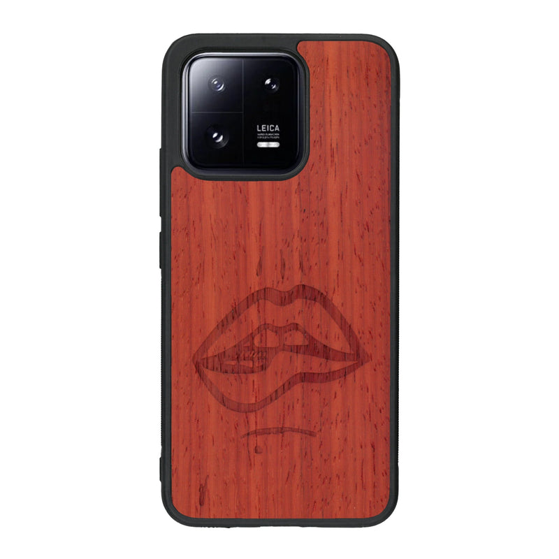 Coque de protection en bois véritable fabriquée en France pour Xiaomi Mi 13 représentant de manière minimaliste une bouche de féminine se mordant le coin de la lèvre de manière sensuelle dessinée à la main par l'artiste Maud Dabs