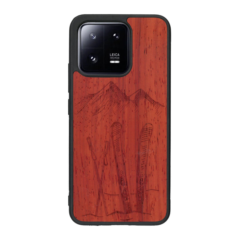 Coque de protection en bois véritable fabriquée en France pour Xiaomi Mi 13 sur le thème de la montagne, du ski et de la neige avec un motif représentant une paire de ski plantée dans la neige avec en fond des montagnes enneigées