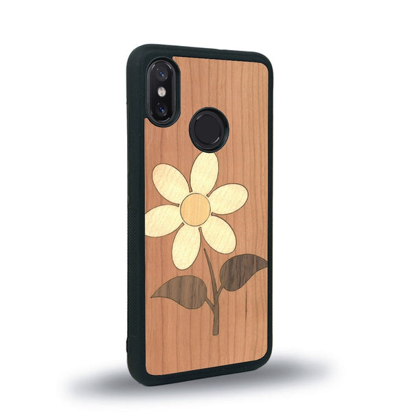 Coque de protection en bois véritable fabriquée en France pour Xiaomi Mi 8 alliant plusieurs essences de bois pour représenter une marguerite