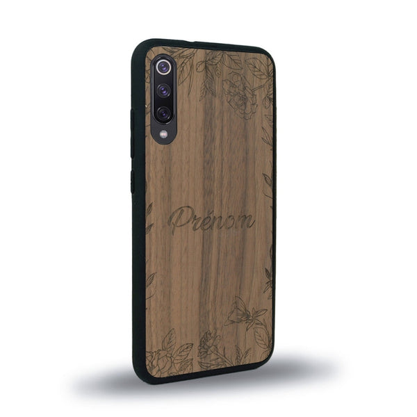 Coque de protection en bois véritable fabriquée en France pour Xiaomi Mi 9SE sur le thème de la fête des mères avec un motif représentant des fleurs et des feuilles