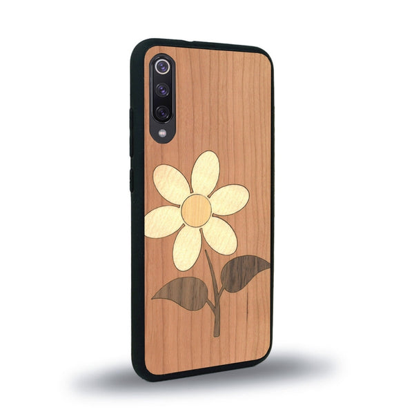 Coque de protection en bois véritable fabriquée en France pour Xiaomi Mi 9SE alliant plusieurs essences de bois pour représenter une marguerite