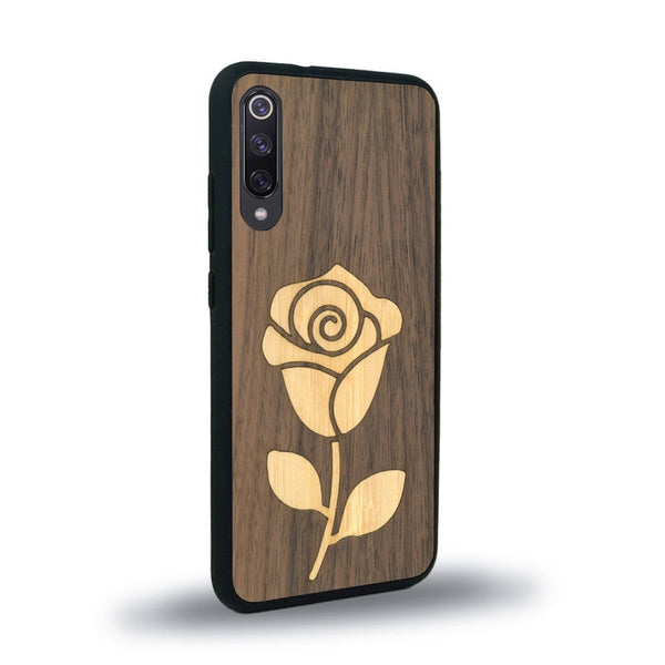 Coque de protection en bois véritable fabriquée en France pour Xiaomi Mi 9SE alliant plusieurs essences de bois pour représenter une rose