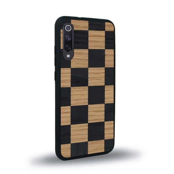 Coque de protection en bois véritable fabriquée en France pour Xiaomi Mi 9SE alliant plusieurs essences de bois pour représenter un damier