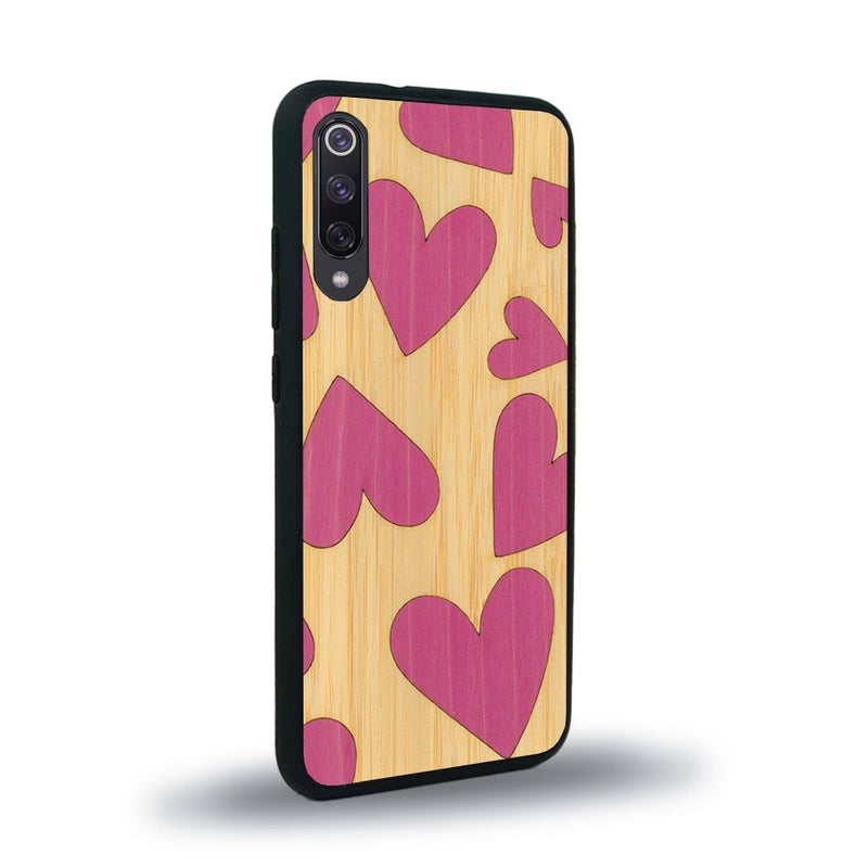 Coque de protection en bois véritable fabriquée en France pour Xiaomi Mi A3 alliant plusieurs essences de bois pour représenter des coeurs pour les amoureux