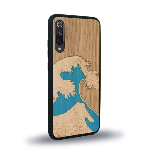 Coque de protection en bois véritable fabriquée en France pour Xiaomi Mi Note 10 Lite alliant plusieurs essences de bois pour représenter la célèbre grande vague de Kanagawa
