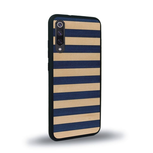 Coque de protection en bois véritable fabriquée en France pour Xiaomi Mi Note 10 Lite alliant plusieurs essences de bois pour représenter une marinière