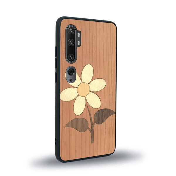 Coque de protection en bois véritable fabriquée en France pour Xiaomi Mi Note 10 Pro alliant plusieurs essences de bois pour représenter une marguerite