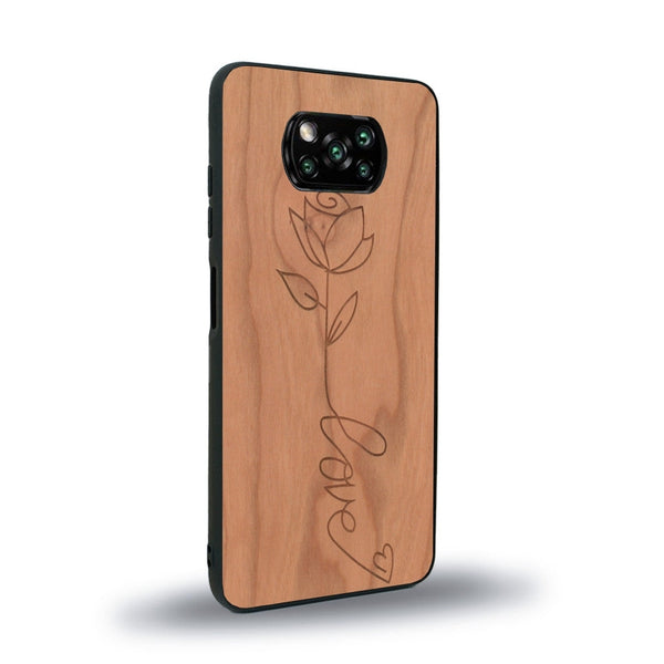 Coque de protection en bois véritable fabriquée en France pour Xiaomi Poco X3 Nfc sur le thème de la fête des mères avec un motif représentant une fleur dont la tige forme le mot "love"
