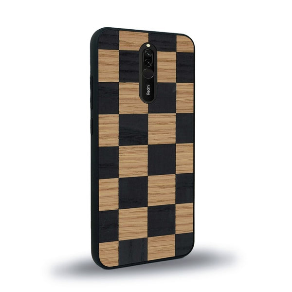 Coque de protection en bois véritable fabriquée en France pour Xiaomi Redmi 8 alliant plusieurs essences de bois pour représenter un damier
