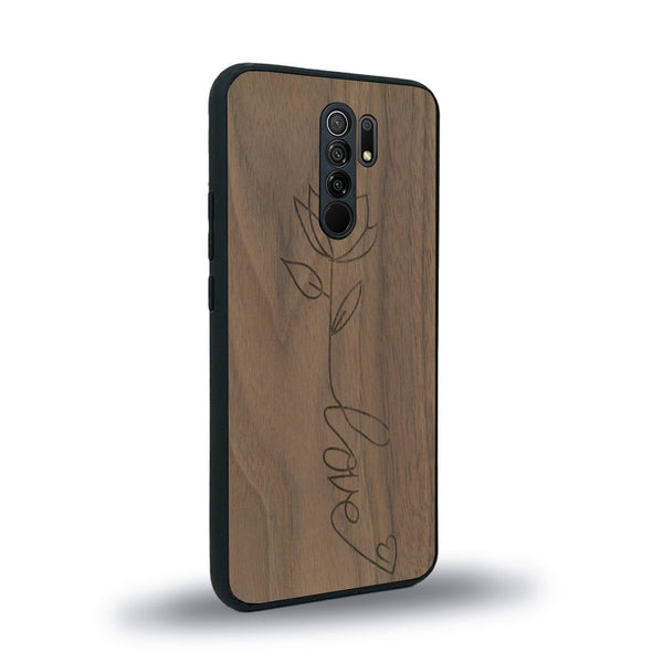 Coque de protection en bois véritable fabriquée en France pour Xiaomi Redmi 9 sur le thème de la fête des mères avec un motif représentant une fleur dont la tige forme le mot "love"