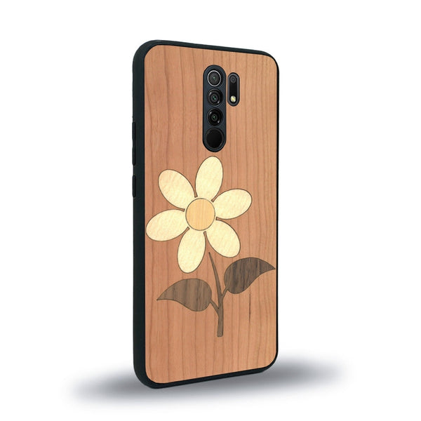 Coque de protection en bois véritable fabriquée en France pour Xiaomi Redmi 9 alliant plusieurs essences de bois pour représenter une marguerite