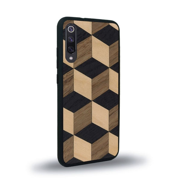 Coque de protection en bois véritable fabriquée en France pour Xiaomi Redmi 9A alliant plusieurs essences de bois pour représenter un classique intemporel de la marqueterie