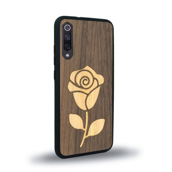 Coque de protection en bois véritable fabriquée en France pour Xiaomi Redmi 9A alliant plusieurs essences de bois pour représenter une rose