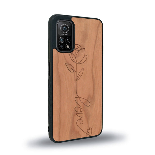 Coque de protection en bois véritable fabriquée en France pour Xiaomi Redmi Note 10 sur le thème de la fête des mères avec un motif représentant une fleur dont la tige forme le mot "love"