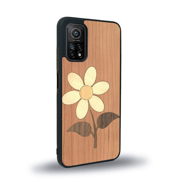 Coque de protection en bois véritable fabriquée en France pour Xiaomi Redmi Note 10 alliant plusieurs essences de bois pour représenter une marguerite