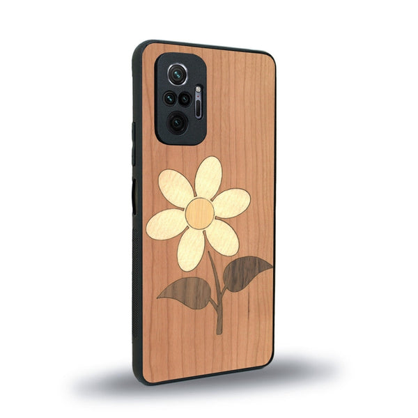 Coque de protection en bois véritable fabriquée en France pour Xiaomi Redmi Note 10 Pro alliant plusieurs essences de bois pour représenter une marguerite