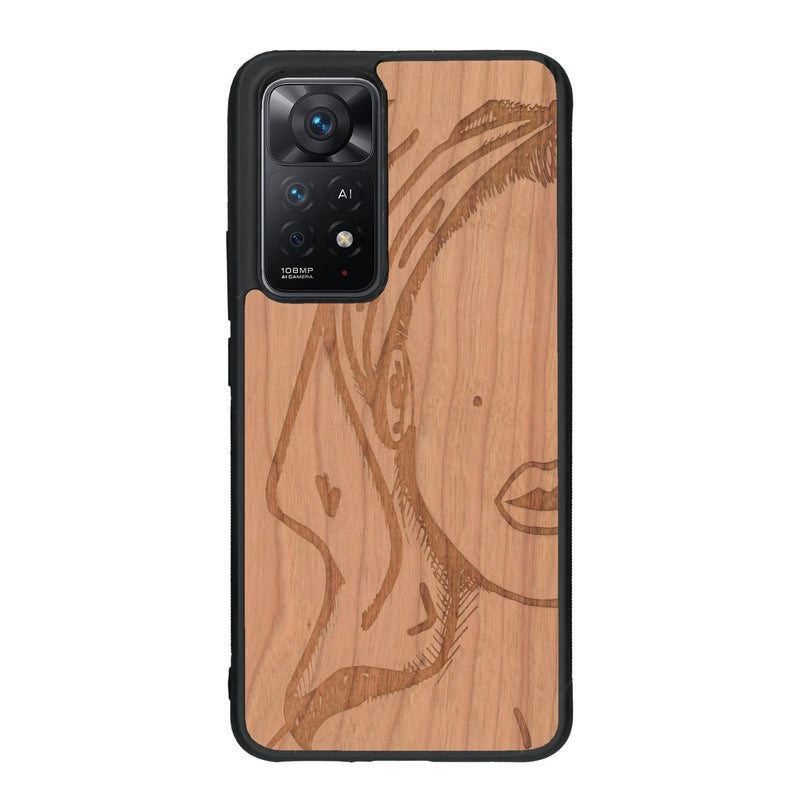 Coque de protection en bois véritable fabriquée en France pour Xiaomi Redmi Note 11 représentant une silhouette féminine épurée de type line art en collaboration avec l'artiste Maud Dabs