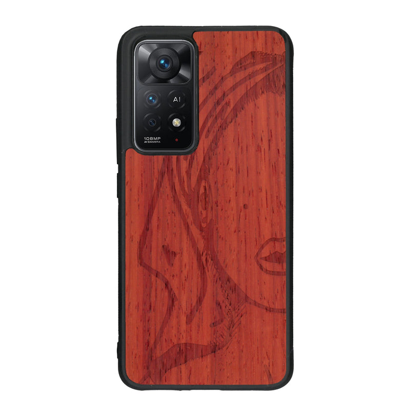 Coque de protection en bois véritable fabriquée en France pour Xiaomi Redmi Note 11 représentant une silhouette féminine épurée de type line art en collaboration avec l'artiste Maud Dabs
