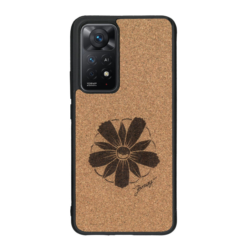 Coque de protection en bois véritable fabriquée en France pour Xiaomi Redmi Note 11 sur le thème des fleurs et de la montagne avec un motif de gravure représentant les pétales d'une fleur des montagnes
