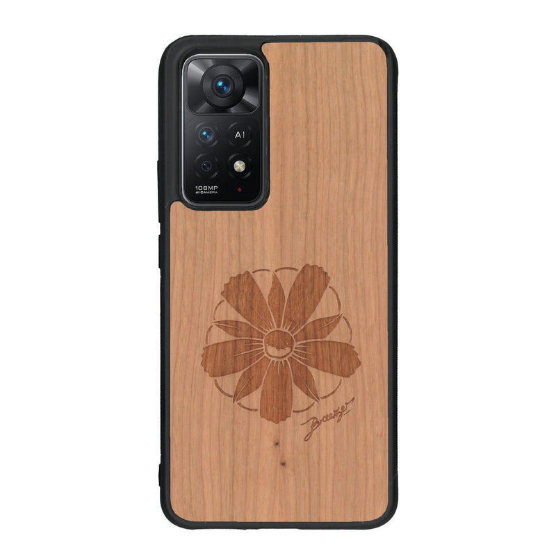Coque de protection en bois véritable fabriquée en France pour Xiaomi Redmi Note 11 sur le thème des fleurs et de la montagne avec un motif de gravure représentant les pétales d'une fleur des montagnes