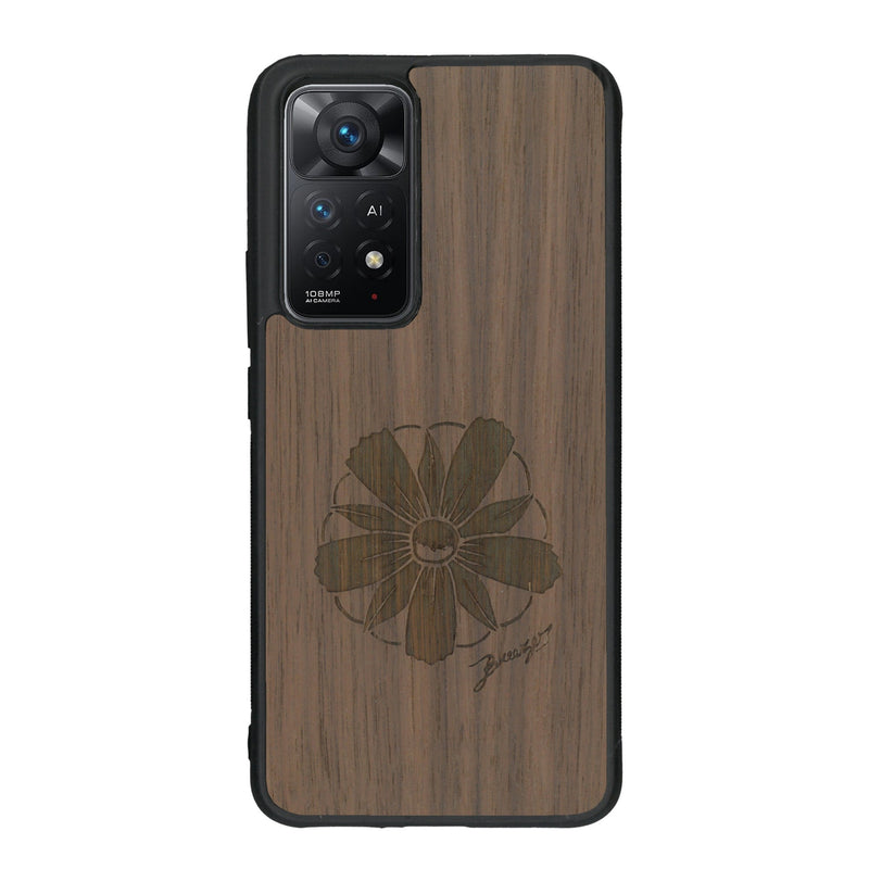 Coque de protection en bois véritable fabriquée en France pour Xiaomi Redmi Note 11 sur le thème des fleurs et de la montagne avec un motif de gravure représentant les pétales d'une fleur des montagnes