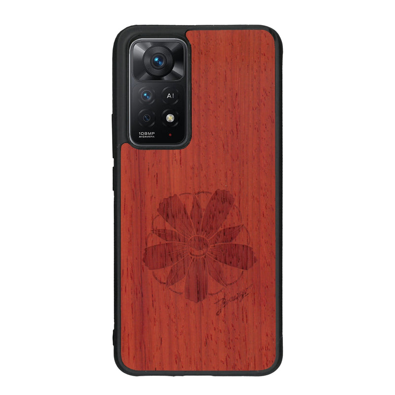 Coque de protection en bois véritable fabriquée en France pour Xiaomi Redmi Note 11 sur le thème des fleurs et de la montagne avec un motif de gravure représentant les pétales d'une fleur des montagnes